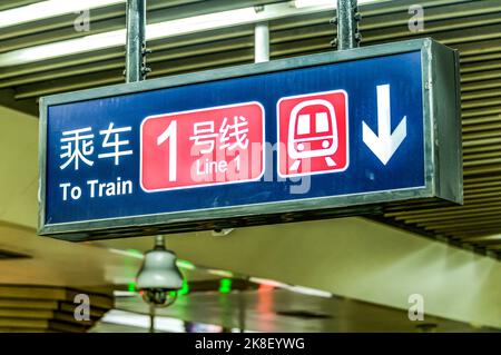 BEIJING Chine 23.02.2019 panneau de la gare ferroviaire trains de vitesse de métro et caméras de sécurité. Banque D'Images