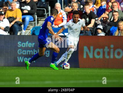 Swansea, pays de Galles, Royaume-Uni. 23rd octobre 2022 ; stade Swansea.com, Swansea, pays de Galles ; football de championnat, Swansea contre Cardiff; Matthew Sorinola de Swansea City prend Tom sang de Cardiff City Credit: Action plus Sports Images/Alay Live News Credit: Action plus Sports Images/Alay Live News Banque D'Images