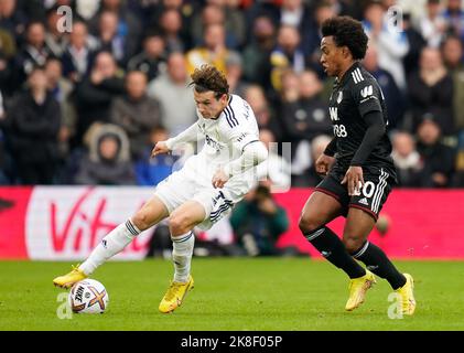 Brenden Aaronson de Leeds United (à gauche) et Willian de Fulham pour la bataille du ballon lors du match de la Premier League à Elland Road, Leeds. Date de la photo: Dimanche 23 octobre 2022. Banque D'Images