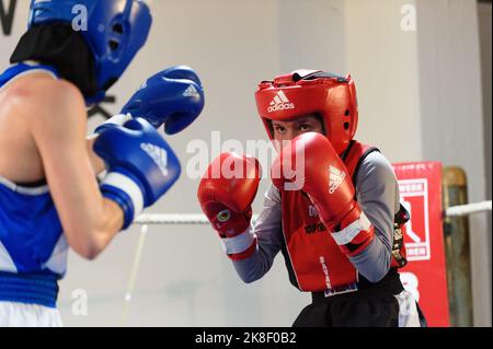 Munich, Allemagne. 22nd octobre 2022. Munich, Allemagne, octobre 22th 2022 : Aya Zenouaki (rouge, DJK Bavaria Rosenheim) et Tatjana Obermeier (bleu, TSV 1860 Munich), finales des Championnats bavarois de boxe amateur à Boxwerk Munich, Allemagne. (Sven Beyrich/SPP) crédit: SPP Sport Press photo. /Alamy Live News Banque D'Images