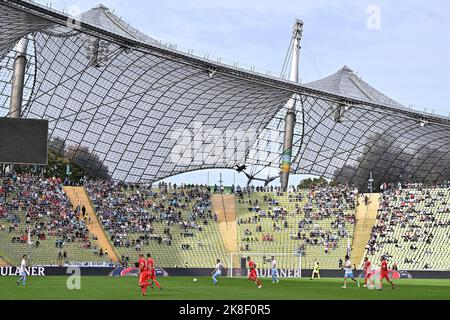 Munich, Allemagne. 23rd octobre 2022. Football: Legends Match FC Bayern Munich - TSV 1860 Munich, Stade Olympique, 50th anniversaire Parc Olympique de Munich. Les joueurs des deux équipes de légendes traversent la pelouse du stade olympique. Crédit : Lennart Preiss/dpa/Alay Live News Banque D'Images