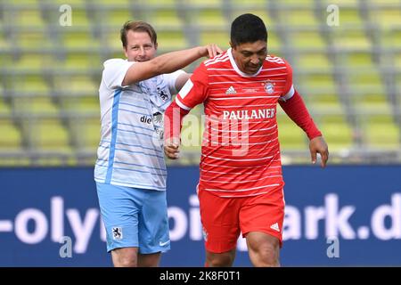 Munich, Allemagne. 23rd octobre 2022. De gauche à droite : Thomas RIEDL (1860) avec Giovane ELBER (FCB). Football: Jeu légendaire FC Bayern Munich - TSV Munich 1860 sur 23 octobre 2022, Stade Olympique de Munich. ?SVEN SIMON photo Agency GmbH & Co. Press photo KG # Princess-Luise-Str. 41 # 45479 M uelheim/R uhr # Tél 0208/9413250 # Fax. 0208/9413260 # GLS Banque # BLZ 430 609 67 # compte 4030 025 100 # IBAN DE75 4306 0967 4030 0251 00 # BIC GENODEM1GLS # www.svensimon.net. Credit: dpa/Alay Live News Banque D'Images