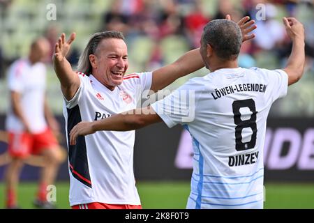 Munich, Allemagne. 23rd octobre 2022. Heureux de vous revoir: Michael STERNKOPF (à gauche, FCB) souhaite la bienvenue à Michel DINZEY (1860). Football: Jeu légendaire FC Bayern Munich - TSV Munich 1860 sur 23 octobre 2022, Stade Olympique de Munich. ?SVEN SIMON photo Agency GmbH & Co. Press photo KG # Princess-Luise-Str. 41 # 45479 M uelheim/R uhr # Tél 0208/9413250 # Fax. 0208/9413260 # GLS Banque # BLZ 430 609 67 # compte 4030 025 100 # IBAN DE75 4306 0967 4030 0251 00 # BIC GENODEM1GLS # www.svensimon.net. Credit: dpa/Alay Live News Banque D'Images