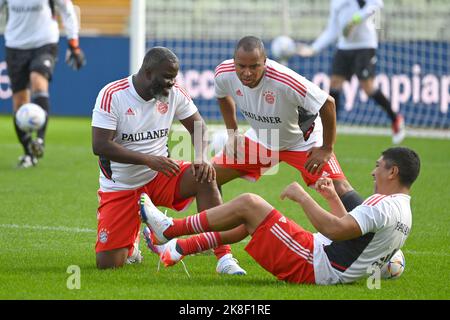 Munich, Allemagne. 23rd octobre 2022. De gauche à droite: Sammy KUFFOUR, Paulo SERGIO et Giovane ELBER (tous les FCV) se réchauffent. Football: Jeu légendaire FC Bayern Munich - TSV Munich 1860 sur 23 octobre 2022, Stade Olympique de Munich. ?SVEN SIMON photo Agency GmbH & Co. Press photo KG # Princess-Luise-Str. 41 # 45479 M uelheim/R uhr # Tél 0208/9413250 # Fax. 0208/9413260 # GLS Banque # BLZ 430 609 67 # compte 4030 025 100 # IBAN DE75 4306 0967 4030 0251 00 # BIC GENODEM1GLS # www.svensimon.net. Credit: dpa/Alay Live News Banque D'Images