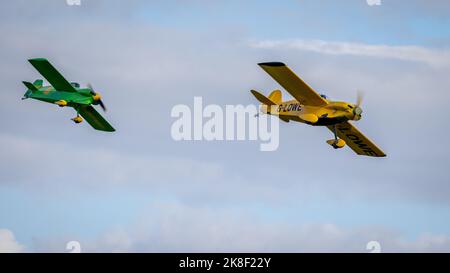 Monnet Sonerai ‘G-LOWE’ et Cassutt Racer IIIM ‘G-BFMF’ volant en formation lors du spectacle aérien du jour de la course tenu à Shuttleworth le 2nd octobre 2022 Banque D'Images