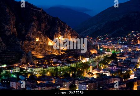 La ville turque d'Amasya est une ville riche en objets historiques. Il est également très beau la nuit. Banque D'Images