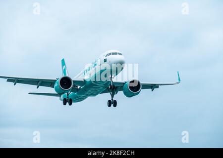 Batumi Georgia - JUL 20, 2022 : avion Airbus A320neo Flynas atterrissant à l'aéroport international de Batumi Banque D'Images