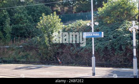 Un panneau pour l'arrêt de Gidea Park sur la plate-forme de train Elizabeth Line. Banque D'Images