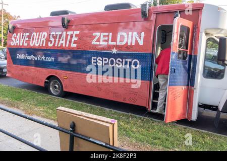 New York, États-Unis. 22nd octobre 2022. Un homme entre dans l'autobus de campagne à l'extérieur du parc Francis Lewis au pied du pont Whitestone dans le quartier Queens de New York. Appeler au feu Kathy Hochul et sauver notre État une explosion Lee Zeldin slammed Gov. Le plan de crime de dernière minute de Kathy Hochul en métro alors que la course de gbernotoriales au cou et au cou de New York entrait dans son dernier tronçon. Crédit : SOPA Images Limited/Alamy Live News Banque D'Images