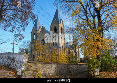 Ancienne église notre-Dame du Saint Rosaire et Saint Dominique en automne, Rakov, région de Minsk, Biélorussie. Banque D'Images