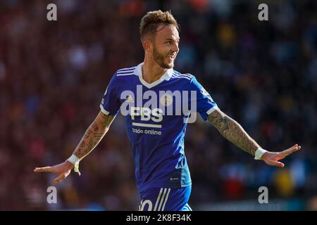 Wolverhampton, Royaume-Uni. 23rd octobre 2022. James Maddison de Leicester City célèbre le but de Leicester City en 3rd lors du match de la Premier League entre Wolverhampton Wanderers et Leicester City à Molineux, Wolverhampton, Angleterre, le 23 octobre 2022. Photo de Ben Wright. Utilisation éditoriale uniquement, licence requise pour une utilisation commerciale. Aucune utilisation dans les Paris, les jeux ou les publications d'un seul club/ligue/joueur. Crédit : UK Sports pics Ltd/Alay Live News Banque D'Images