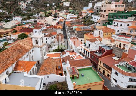 La Gomera - Roque El Cano et la ville de Vallehermoso d'en haut. La Gomera, îles Canaries. Banque D'Images