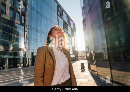 Femme d'affaires attentionnés regardant le jour de soleil Banque D'Images