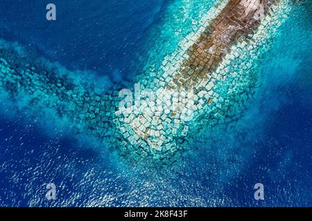 Drone aérien vue d'un brise-lames en béton. Brise-lames dans la mer. Bleu océan Atlantique eaux d'en haut. Banque D'Images