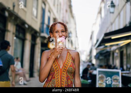 Une jeune femme souriante se réglait de glace Banque D'Images