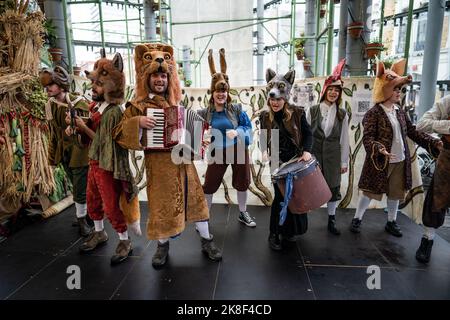 USAGE ÉDITORIAL SEULS les fabularium Fables se produit à octobre Plenty, le festival annuel de récolte d'automne de Borough Market, à Londres, qui revient pour la première fois après une pandémie. Date de la photo: Dimanche 23 octobre 2022. Banque D'Images