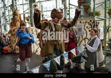 USAGE ÉDITORIAL SEULS les fabularium Fables se produit à octobre Plenty, le festival annuel de récolte d'automne de Borough Market, à Londres, qui revient pour la première fois après une pandémie. Date de la photo: Dimanche 23 octobre 2022. Banque D'Images