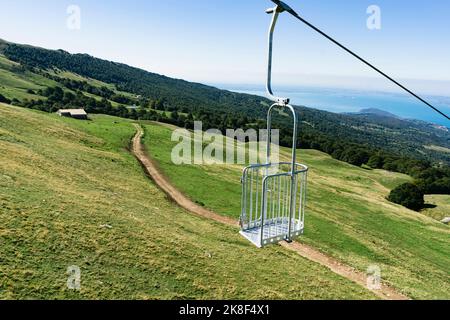 Remontée mécanique suspendue au câble à Monte Baldo Banque D'Images