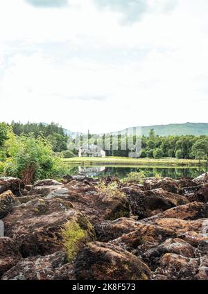 Une belle petite maison près d'une rivière en Irlande Banque D'Images