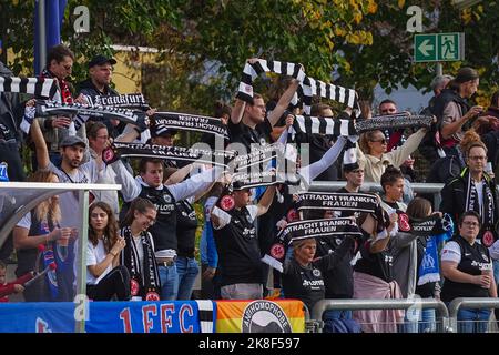 Francfort, Allemagne. 23rd octobre 2022. Francfort, Allemagne, 23 octobre 2022: Fans d'Eintracht Francfort avant le match FLYERALARM Frauen-Bundesliga entre Eintracht Frankfurt et MSV Duisburg au stade de Brentanobad à Francfort-sur-le-main, Allemagne. (Norina Toenges/Sports Press photo/SPP) crédit: SPP Sport Press photo. /Alamy Live News Banque D'Images