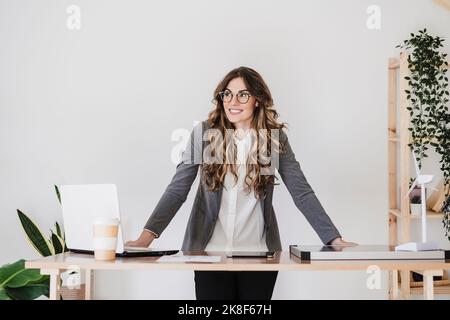Jeune ingénieur travaillant dans son bureau moderne Banque D'Images