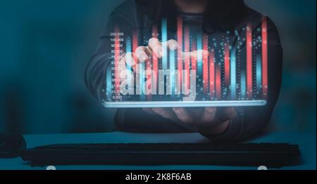 Femme d'affaires analysant les données financières de la charte de trading de forex. Fonds d'investissement sur le marché boursier et actifs numériques. Technologie de financement d'entreprise Banque D'Images