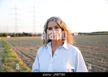 Portrait d'une femme âgée sur le terrain Banque D'Images