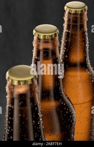 Trois bouteilles de bière froide avec gouttes, gel et vapeur sur le noir. 3D rendu.. Banque D'Images