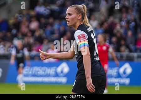 Francfort, Allemagne. 23rd octobre 2022. Francfort, Allemagne, 23 octobre 2022 : Laura Freigang (10 Francfort) réagit lors du match FLYERALARM Frauen-Bundesliga entre Eintracht Frankfurt et MSV Duisburg au stade de Brentanobad à Francfort-sur-le-main, en Allemagne. (Norina Toenges/Sports Press photo/SPP) crédit: SPP Sport Press photo. /Alamy Live News Banque D'Images