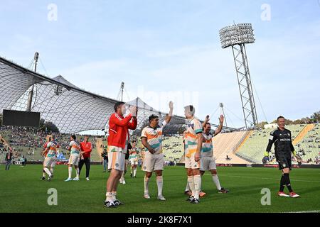 Munich, Allemagne. 23rd octobre 2022. Football: Match des légendes FC Bayern Munich - TSV 1860 Munich, à l'occasion du 50th anniversaire du Parc Olympique de Munich: Les joueurs de l'équipe des légendes du Bayern applaudissent à la victoire. Crédit : Lennart Preiss/dpa/Alay Live News Banque D'Images