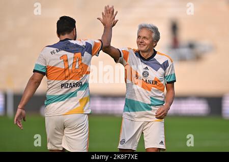 Munich, Allemagne. 23rd octobre 2022. Football: Legends Match FC Bayern Munich - TSV 1860 Munich, Stade Olympique, 50th anniversaire Parc Olympique de Munich. Claudio Pizarro (l) et Marcel Witeczek du Bayern applaudissent un but. Crédit : Lennart Preiss/dpa/Alay Live News Banque D'Images