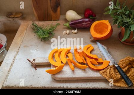 Tranche de citrouille sur la planche à découper au comptoir de la cuisine Banque D'Images