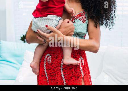 Mère portant bébé garçon à la maison Banque D'Images