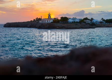 Espagne, Iles Baléares, Ciutadella de Menorca, phare de Punta de sa Farola au coucher du soleil Banque D'Images