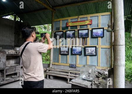 Yogyakarta, Indonésie. 20th octobre 2022. Touristes locaux lors de la visite à la maison de mémoire dans la pente de la montagne Merapi à Yogyakarta, Indonésie sur 20 octobre 2022. La maison de la mémoire est un musée appartenant aux résidents qui collectent leurs restes en raison de l'éruption du Mont Merapi en 2010. Les destinations touristiques en Indonésie font état d'une résurgence après la pandémie. (Photo par Adriana Adie/INA photo Agency/Sipa USA) crédit: SIPA USA/Alay Live News Banque D'Images