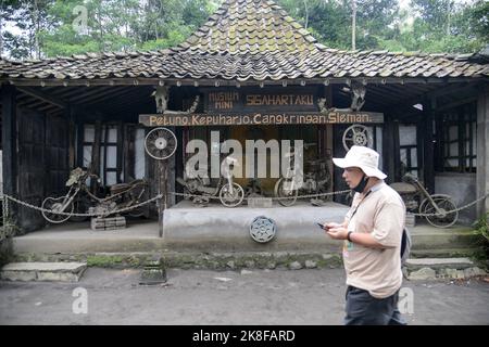 Yogyakarta, Indonésie. 20th octobre 2022. Touristes locaux lors de la visite à la maison de mémoire dans la pente de la montagne Merapi à Yogyakarta, Indonésie sur 20 octobre 2022. La maison de la mémoire est un musée appartenant aux résidents qui collectent leurs restes en raison de l'éruption du Mont Merapi en 2010. Les destinations touristiques en Indonésie font état d'une résurgence après la pandémie. (Photo par Adriana Adie/INA photo Agency/Sipa USA) crédit: SIPA USA/Alay Live News Banque D'Images