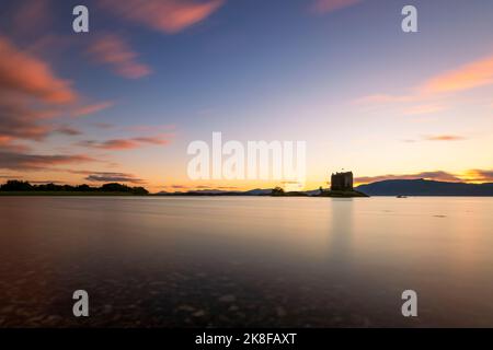 Vue panoramique du château de Stalker sur le Loch Linnhe au coucher du soleil, en Écosse Banque D'Images