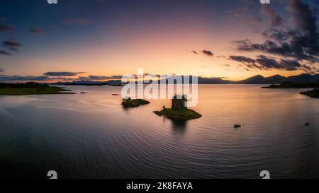 Vue aérienne du château de Stalker sur l'île du Loch Linnhe au coucher du soleil, en Écosse Banque D'Images