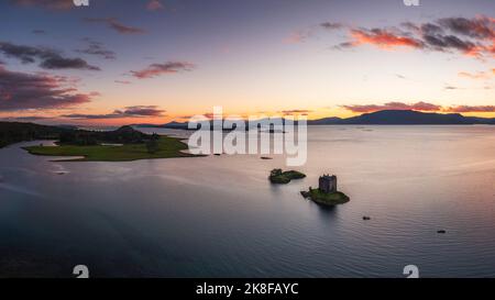 Vue aérienne du château de Stalker sur le Loch Linnhe au coucher du soleil, en Écosse Banque D'Images