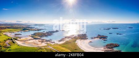 Vue aérienne des plages de Traigh avec les îles d'Eigg et de Rum le jour ensoleillé, en Écosse Banque D'Images