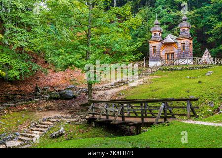 Slovénie, petite passerelle et marches devant la chapelle russe sur le col de Vrsic Banque D'Images