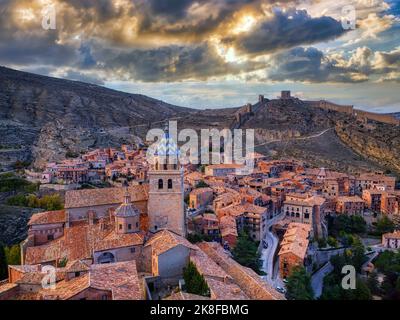 Vue sur Albarracin au coucher du soleil avec ses murs et sa cathédrale en premier plan. Banque D'Images