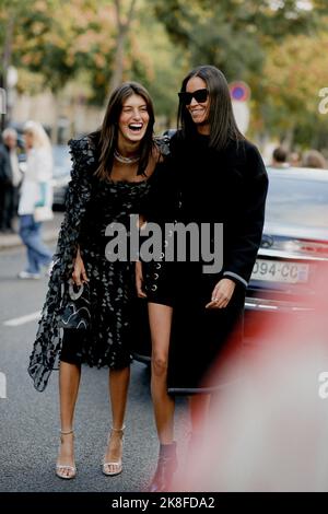 Street style, modèles Rossana Latallada et Chantal Monaghan arrivant au salon Elie Saab Printemps été 2023, qui s'est tenu au Palais de Tokyo, Paris, France, sur 1 octobre 2022. Photo de Marie-Paola Bertrand-Hillion/ABACAPRESS.COM Banque D'Images