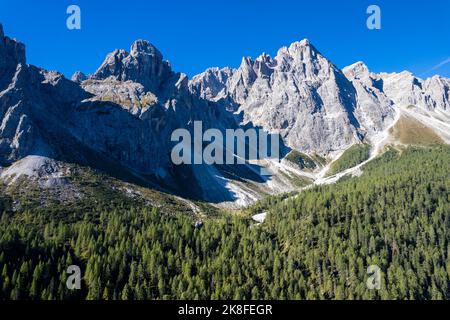 Italie, Trentin-Haut-Adige/Sudtirol, Drone vue sur la montagne Sextener Rotwand Banque D'Images