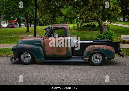 Des Moines, IA - 01 juillet 2022 : vue latérale à haute perspective d'un ancien salon de pick-up 3100 1951 de Chevrolet. Banque D'Images