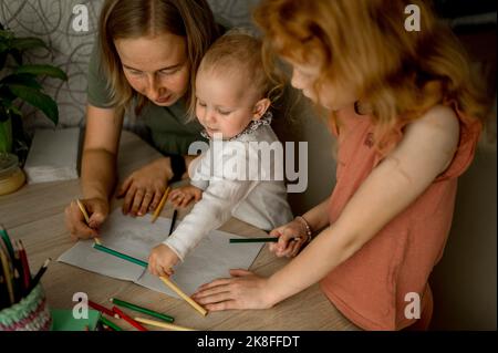 Mère et fille dessin avec des crayons de couleur à la maison Banque D'Images