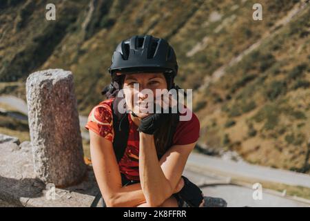 Cycliste heureux portant un casque appuyé au coude Banque D'Images