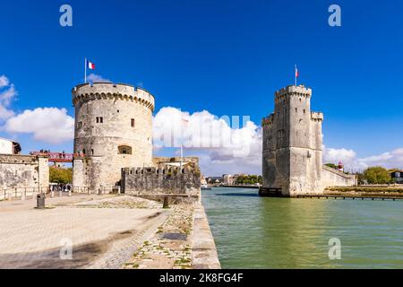 France, Nouvelle-Aquitaine, la Rochelle, Tour de la chaîne et Tour Saint Nicolas dans le vieux port médiéval Banque D'Images