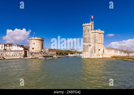 France, Nouvelle-Aquitaine, la Rochelle, Tour de la chaîne et Tour Saint Nicolas marquant l'entrée du vieux port médiéval Banque D'Images