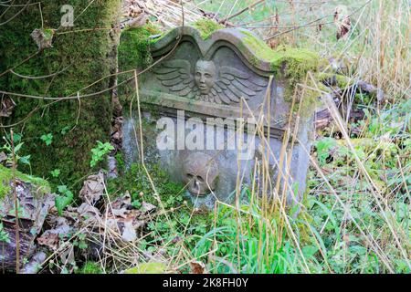 Un graviestone médiéval recouvert de mousse dans un vieux cimetière Banque D'Images